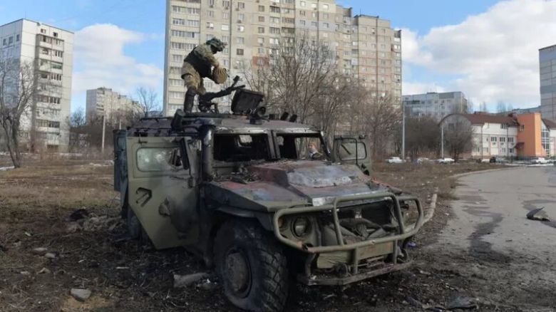 Rusia invade Ucrania: se intensifican los ataques sobre las ciudades de Járkiv y Jersón mientras un enorme convoy ruso cierra el cerco sobre Kiev