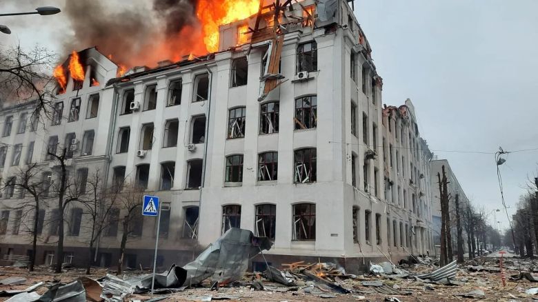 Putín bombardeó  una universidad en Jarkov  y hay al menos cuatro muertos