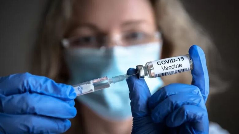 Covid: las 4 fases que experimenta tu cuerpo al ponerte la vacuna (y cuán rápido podrían producirse efectos secundarios)