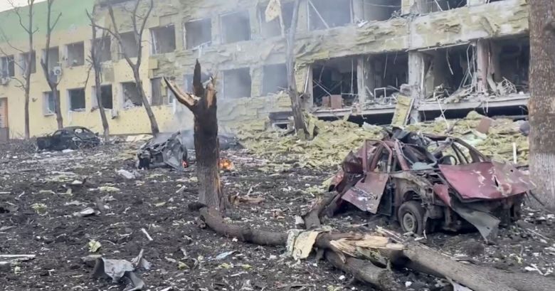 Invasión de Rusia a Ucrania: la artillería de Putin bombardeó y destruyó una maternidad en Mariupol