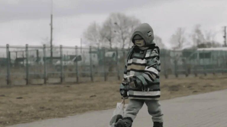 La conmovedora odisea de Hassan: tiene 11 años y atravesó Ucrania para salvar su vida con una botella de plástico y un número de teléfono escrito en la mano
