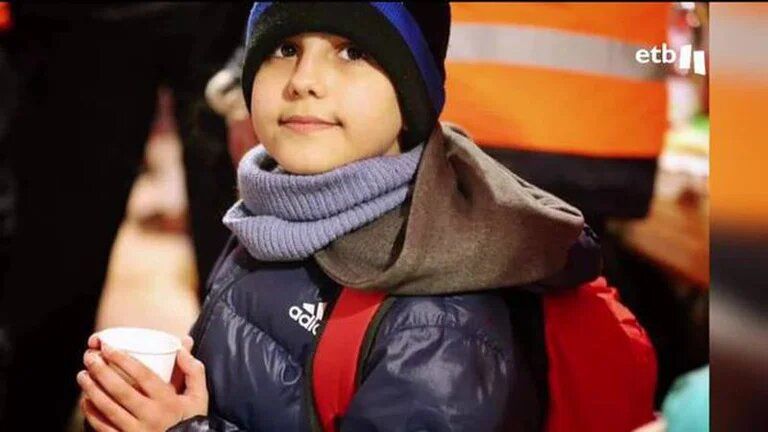 La conmovedora odisea de Hassan: tiene 11 años y atravesó Ucrania para salvar su vida con una botella de plástico y un número de teléfono escrito en la mano