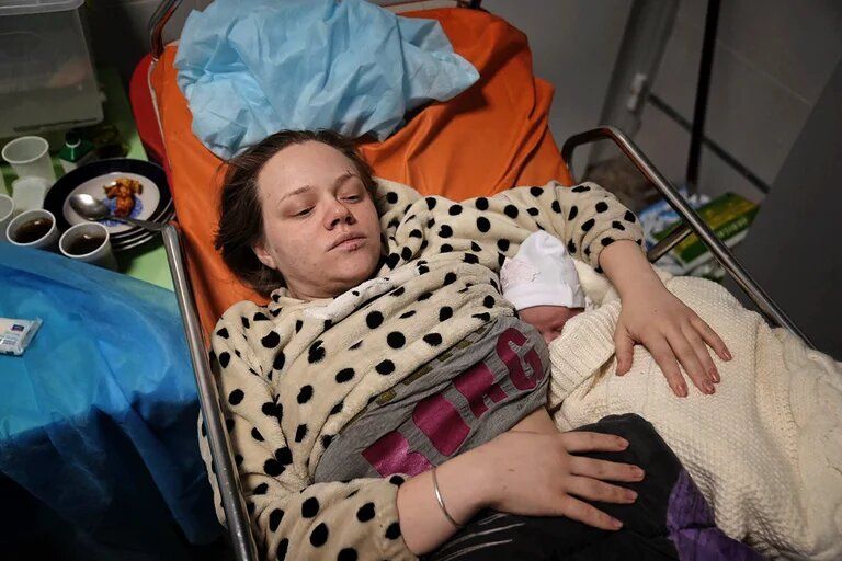 Murieron una mujer embarazada y su bebé, símbolos del salvaje ataque ruso contra la maternidad en Mariupol