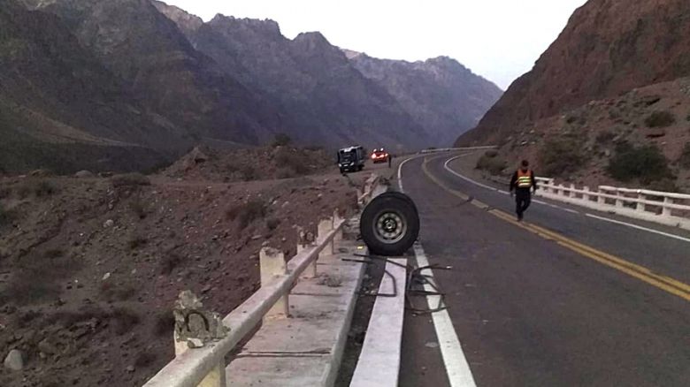 Murió un camionero al desbarrancar su vehículo en zona de alta montaña en Mendoza