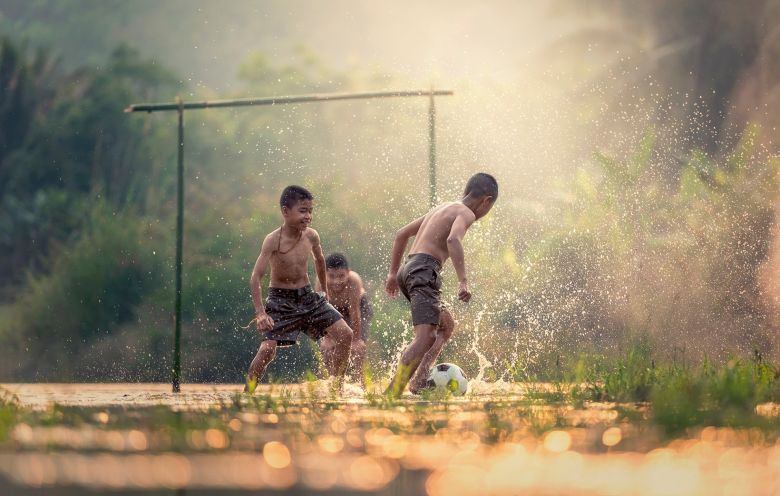 Niños, fútbol y agua