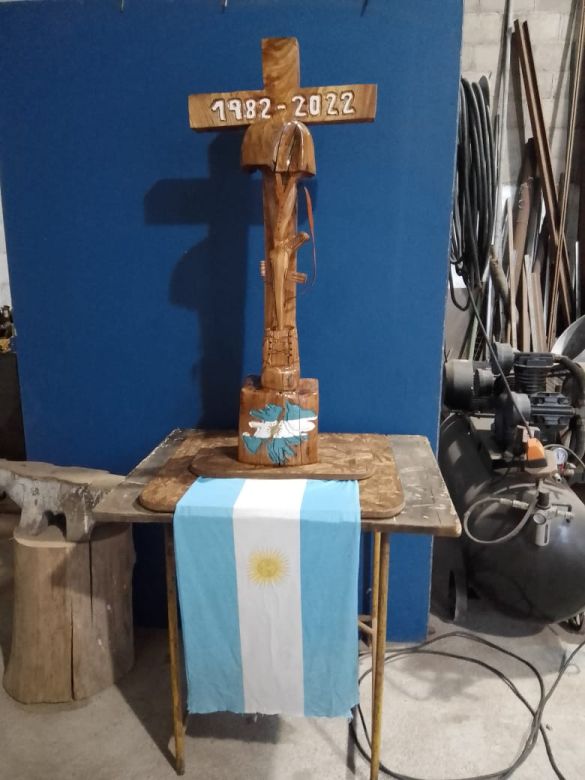 Un artesano de Adelia María talló con motosierra una simbólica cruz para veteranos de Malvinas de su pueblo