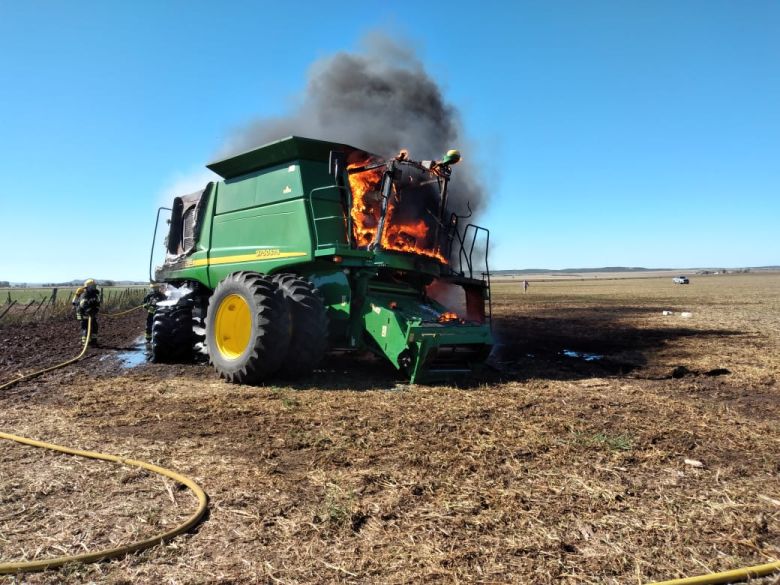 Una máquina cosechadora se prendió fuego en un campo