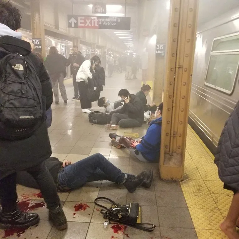 La policía de Nueva York arrestó a Frank James, el principal sospechoso por el tiroteo en el metro