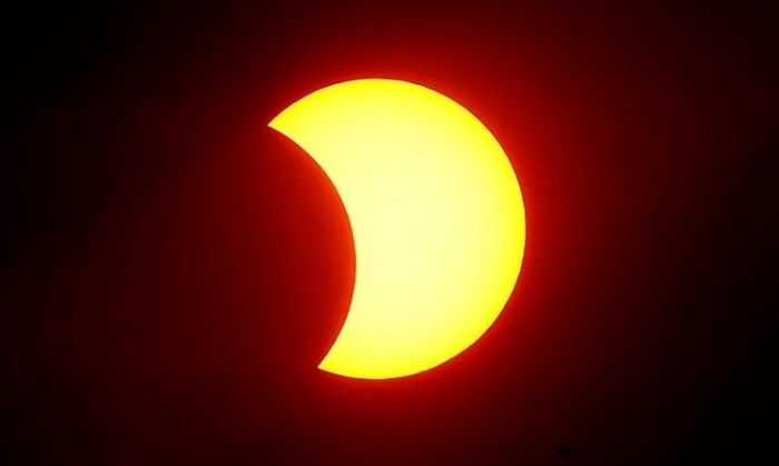 Cómo observar el eclipse solar parcial de forma segura: 10 claves para no sufrir daños a la vista