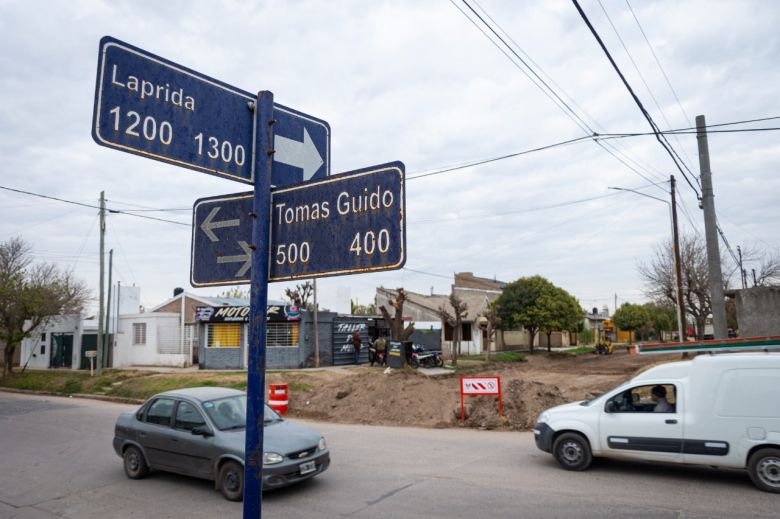 Más obras en el Sur: Comenzó la pavimentación de calle Laprida y continúa la transformación del Viejo Hospital