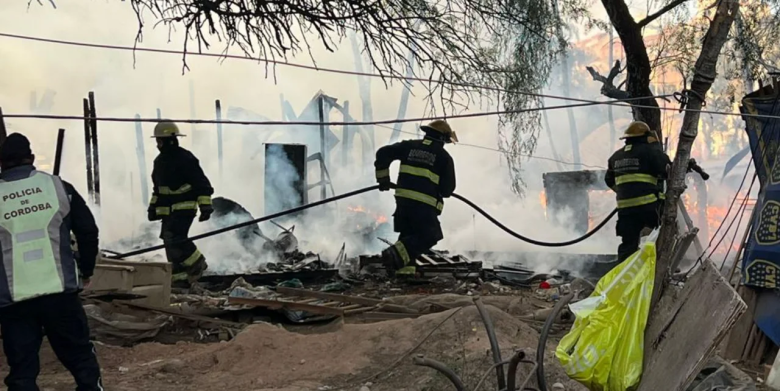 Grave incendio en el asentamiento La Tablita: un adolescente muerto