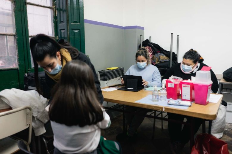 Más de 1.600 jóvenes se vacunaron contra el COVID-19 en las escuelas secundarias de la ciudad