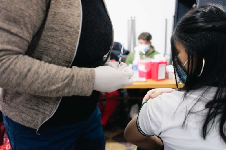 Más de 1.600 jóvenes se vacunaron contra el COVID-19 en las escuelas secundarias de la ciudad