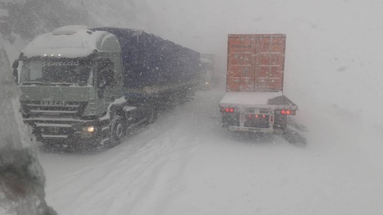 Temporal en Mendoza: rescataron 560 personas y retiran camiones que quedaron varados en la nieve
