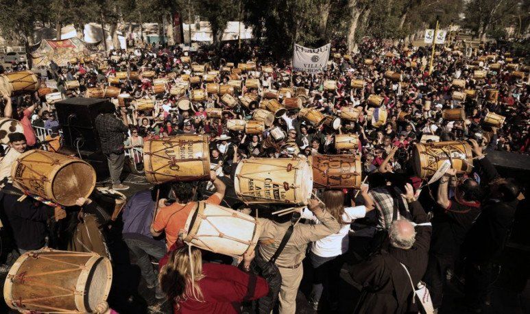 Más de 3 mil personas esperan la Marcha de los Bombos en el patio del “Indio” Froilán 
