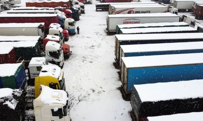 Las impactantes imágenes de los 2.800 camiones varados por un temporal de nieve en Mendoza