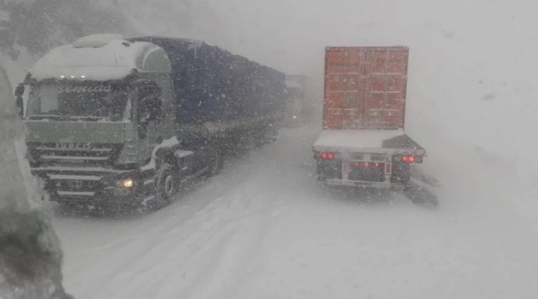 Las impactantes imágenes de los 2.800 camiones varados por un temporal de nieve en Mendoza