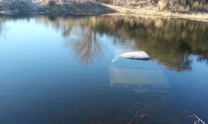 Un auto con dos jóvenes de 14 y 16 años cayó al lago Piedras Moras: fueron rescatadas por bomberos 