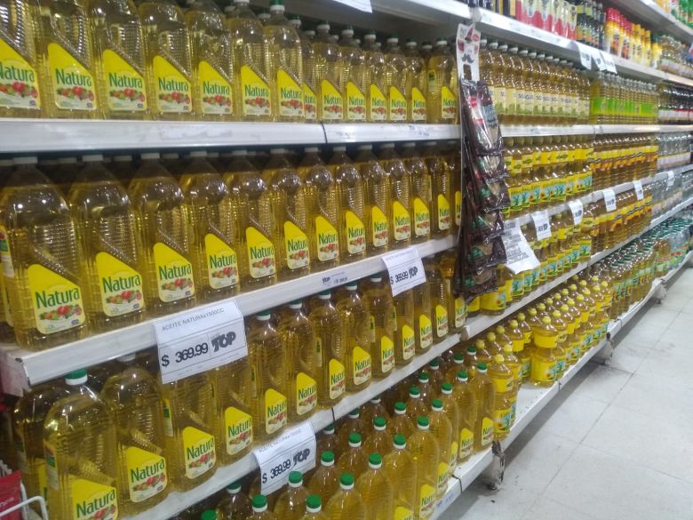 Limitan la cantidad de aceite de girasol que se puede comprar por grupo familiar