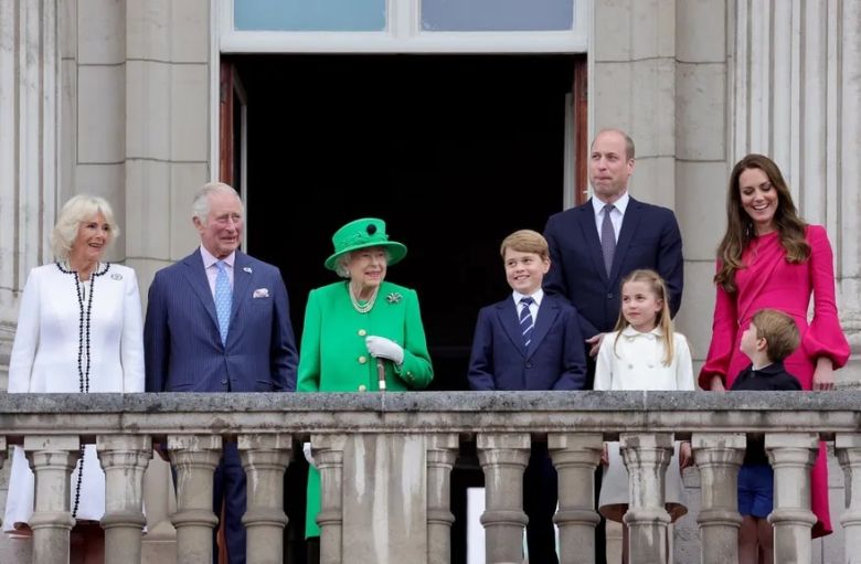 Cuando en un divertido video con el oso Paddington la reina Isabel II reveló qué lleva en su cartera