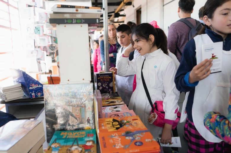 Con la presencia de escuelas y el grupo Maroma abrió sus puertas la 18° Feria del Libro "Juan Filloy”