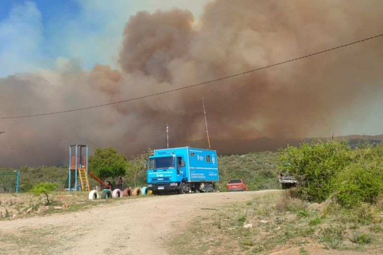 Combaten las llamas en Tala Cañada