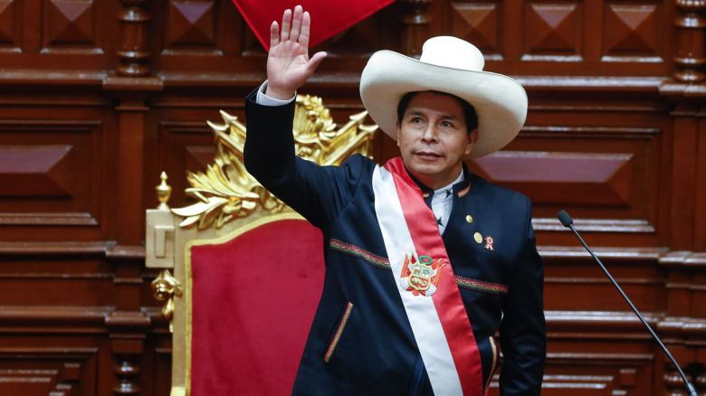 El Presidente de Perú fue destituido y tomará juramento su Vicepresidenta