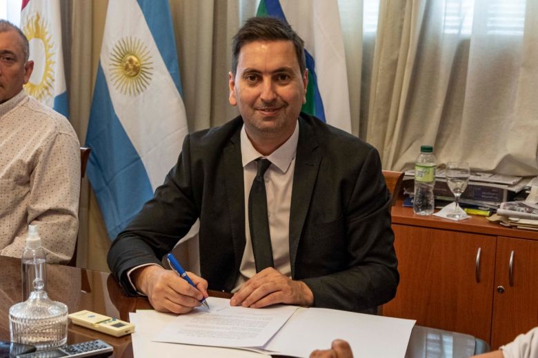 Llamosas y Gualdoni, intendente de la localidad de Alicia, firmaron un convenio de cooperación mutua