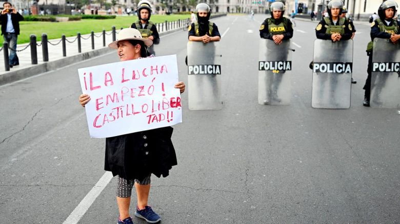 Perú extendió el estado de sitio a todo el país y analiza adelantar comicios a 2023