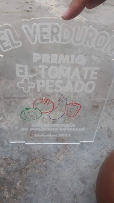 Concurso el “Verdurón”: el tomate de mayor peso lo tuvo una vecina de barrio Las Delicias