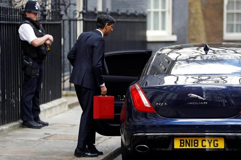 Hallaron un dispositivo de espionaje chino escondido en un vehículo del Gobierno del Reino Unido