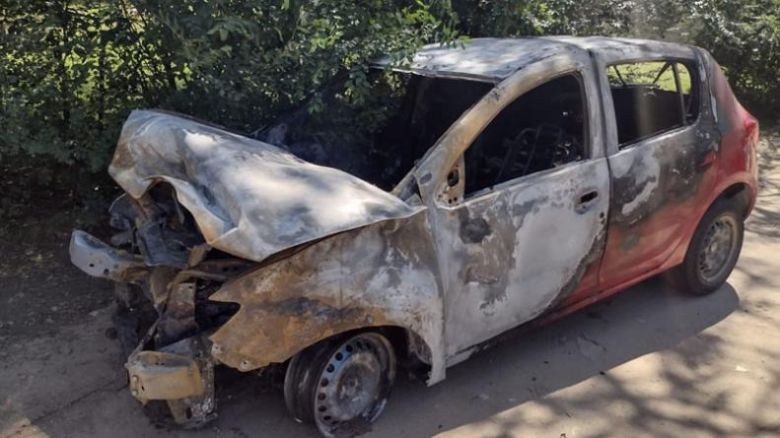 Violento robo en Santa Rosa: persecución y un auto incendiado