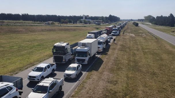 Los transportistas cortan la Autopista 9. Críticas a FADEEAC Y FETRA