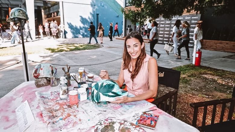 Una joven artista riocuartense que incursiona en la pintura y otras ramas del arte 