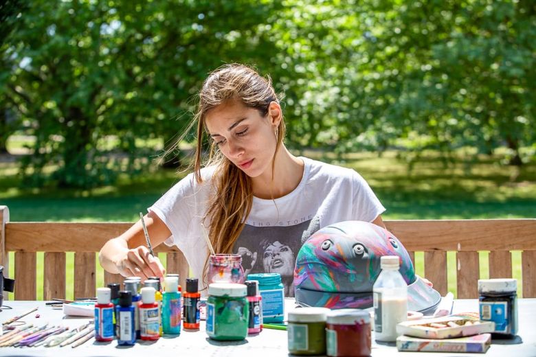 Una joven artista riocuartense que incursiona en la pintura y otras ramas del arte 