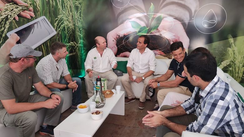 Llamosas firmó un convenio con CREA y se reunió con el CEO mundial de BAYER