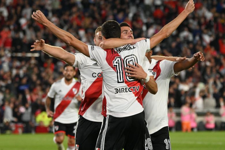 Con gol de Nacho Fernández, River se afirma en la cima de la Liga Profesional