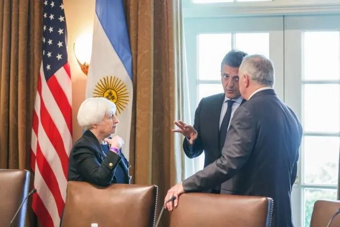 FMI emitió comunicado ampliado: aprobó revisión y flexibilizó meta de reservas