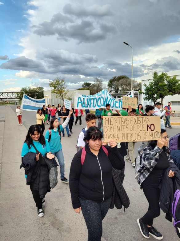 Reclamo docente: estudiantes secundarios se manifestaron frente al Centro Cívico
