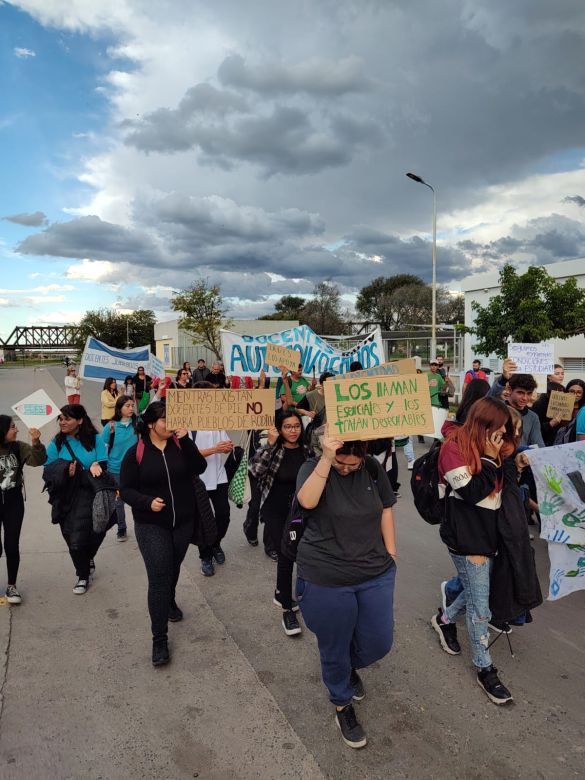 Reclamo docente: estudiantes secundarios se manifestaron frente al Centro Cívico
