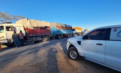 Transportistas de maní mantienen piquetes en la provincia