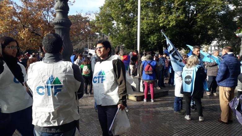 Organizaciones sociales repudian a Gerardo Morales en plaza Roca
