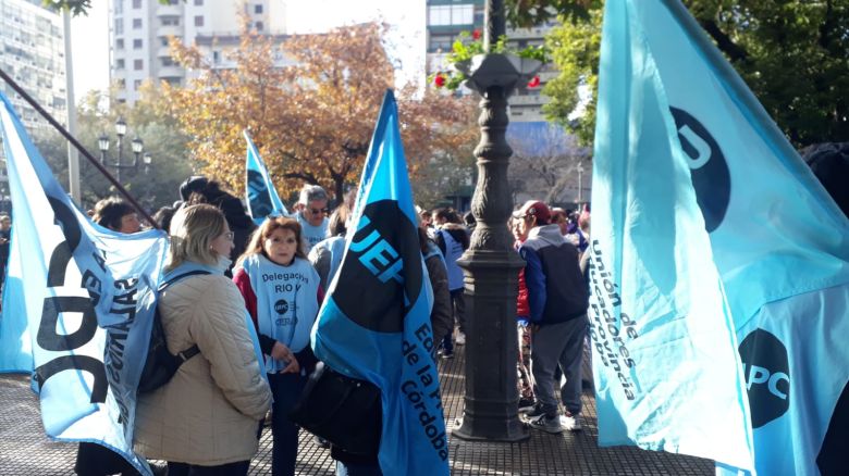 Organizaciones sociales repudian a Gerardo Morales en plaza Roca