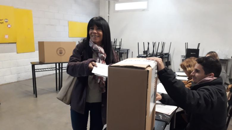 Viviana Pomiglio fue la primera candidata que votó 