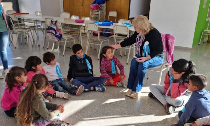 “Abuelas lee cuentos”: mujeres que narran historias a los niños de Alcira Gigena 