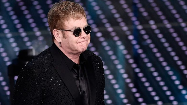 Elton John declaró a favor de Kevin Spacey en el juicio por abuso sexual