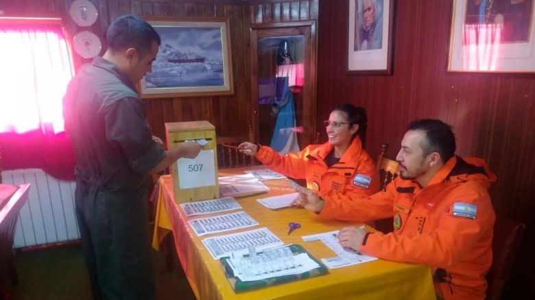En las bases de la Antártida Argentina votaron 201 personas