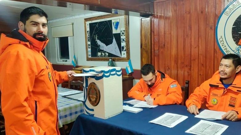 En las bases de la Antártida Argentina votaron 201 personas