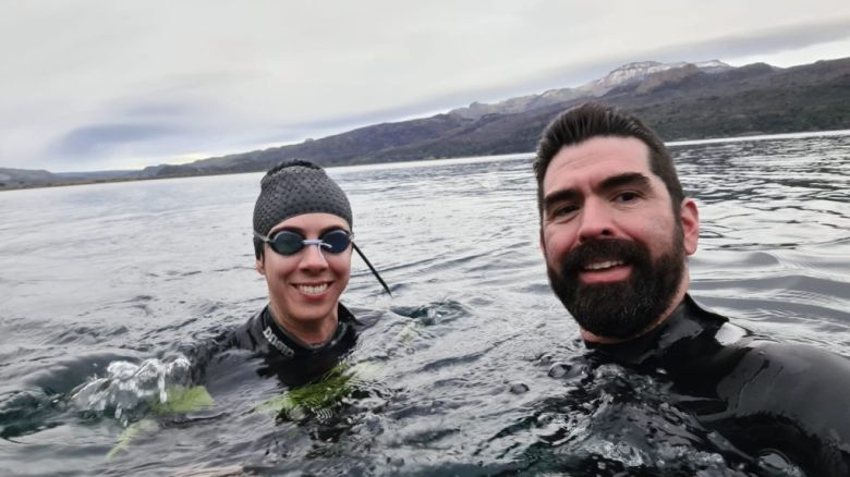 Una pareja de Comodoro Rivadavia nada en aguas congeladas y se prepara para la Copa Mundial 