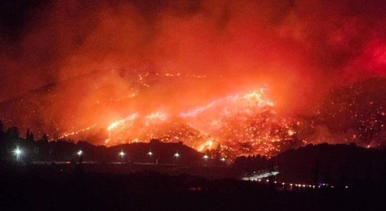Bomberos combaten las llamas frente al Hotel Internacional del Potrero y en El Volcán
